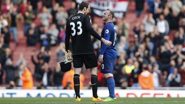 Brankář Arsenalu Petr Čech mohl být po utkání s Manchesterem United spokojený, udržel čisté konto. Od legendy United to ale schytal, za pozdrav se soupeři z Old Trafford. Po utkání s gólmanem prohodil pár slov Wayne Rooney. Brankář Arsenalu Petr Čech mohl být po utkání s Manchesterem United spokojený, udržel čisté konto. Od legendy United to ale schytal, za pozdrav se soupeři z Old Trafford. Po utkání s gólmanem prohodil pár slov Wayne Rooney.