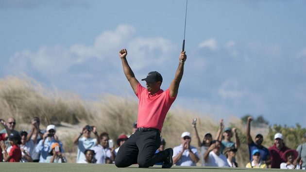 Tiger Woods oslavuje zahraný eagle na turnaji na Bahamách. Tiger Woods oslavuje zahraný eagle na turnaji na Bahamách.