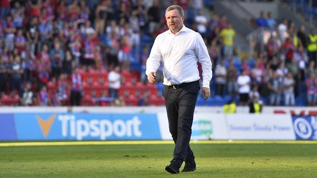 Hlavní trenér Viktorie Plzeň Pavel Vrba si po utkání s Duklou v úvodním kole fotbalové ligy vychutnával aplaus fanoušků. Hlavní trenér Viktorie Plzeň Pavel Vrba si po utkání s Duklou v úvodním kole fotbalové ligy vychutnával aplaus fanoušků.