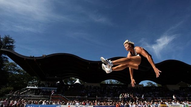 Barbora Špotáková letí vzduchem při dálkařské soutěži sedmibojařek v Talence. Barbora Špotáková letí vzduchem při dálkařské soutěži sedmibojařek v Talence.