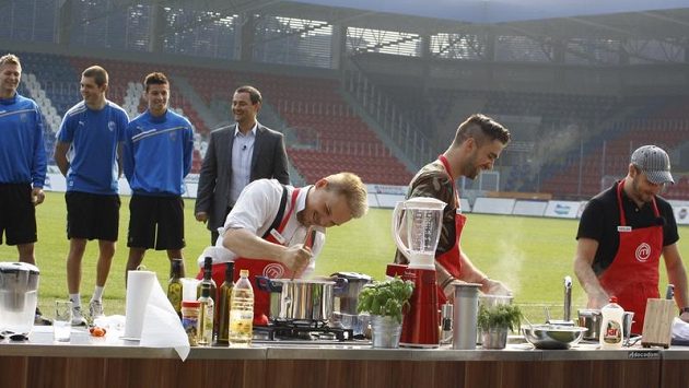 Netradiční kuchyně přímo na fotbalovém trávníku... Netradiční kuchyně přímo na fotbalovém trávníku...