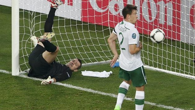 Odražený míč za čárou vykopl z branky Sean St Ledger. Odražený míč za čárou vykopl z branky Sean St Ledger.