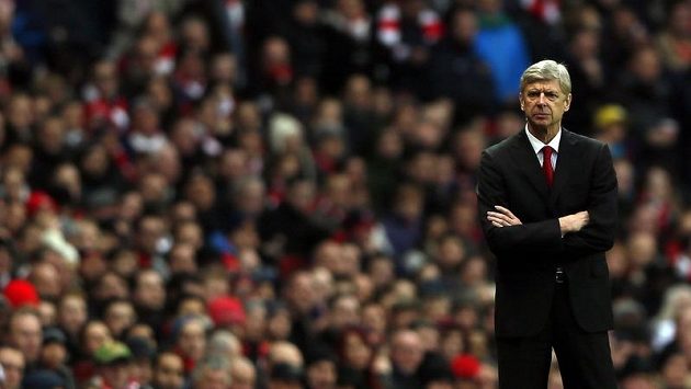 Naštvaný trenér Arsenalu Londýn Arséne Wenger. Naštvaný trenér Arsenalu Londýn Arséne Wenger.