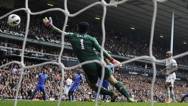 Tenhle míč už Petr Čech nechytil, střelec Jermain Defoe z Tottenhamu stojí zcela vpravo. Tenhle míč už Petr Čech nechytil, střelec Jermain Defoe z Tottenhamu stojí zcela vpravo.