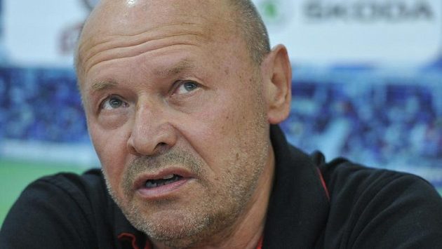 Trenér Mladé Boleslavi Miroslav Koubek byl po utkání v Enschede zklamaný. Trenér Mladé Boleslavi Miroslav Koubek byl po utkání v Enschede zklamaný.