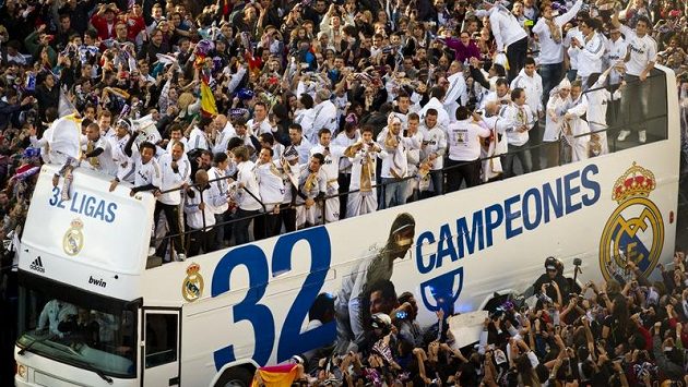 Triumfální jízda fotbalistů Realu ulicemi Madridu po zisku mistrovského titulu. Triumfální jízda fotbalistů Realu ulicemi Madridu po zisku mistrovského titulu.