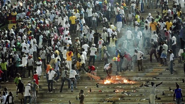 Šílení senegalští fanoušci zpečetili prohru svého týmu a zároveň vyhazov trenéra Kota Šílení senegalští fanoušci zpečetili prohru svého týmu a zároveň vyhazov trenéra Kota