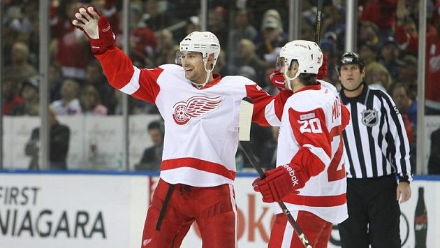 Obránce Jakub Kindl (vlevo) se raduje společně se spoluhráčem z Detroitu Drewem Millerem z gólu, který vstřelil v NHL Buffalu Obránce Jakub Kindl (vlevo) se raduje společně se spoluhráčem z Detroitu Drewem Millerem z gólu, který vstřelil v NHL Buffalu