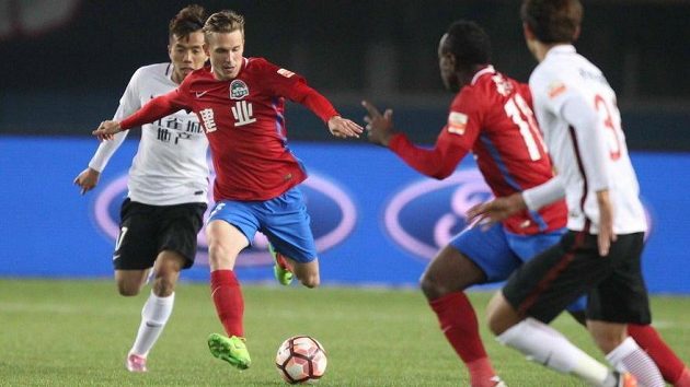 Bořek Dočkal během zápasu v čínské lize. Bořek Dočkal během zápasu v čínské lize.