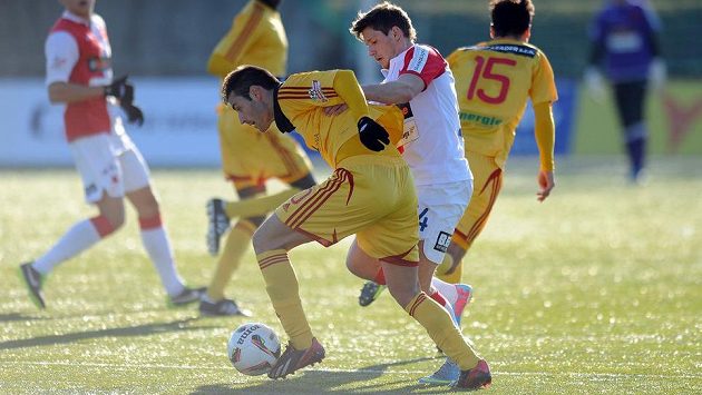 Albiach Nestor z Dukly (vlevo) a Luboš Tusjak ze Slavie. Albiach Nestor z Dukly (vlevo) a Luboš Tusjak ze Slavie.