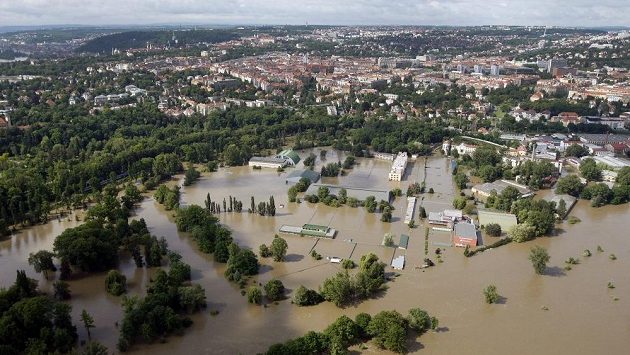 Na snímku z 4. června 2013 je vidět zatopená sportoviště na Císařském mlýně ve Stromovce při povodních, kdy vytrvalé deště zapřičinili zvednutí hladiny Vltavy. Na snímku z 4. června 2013 je vidět zatopená sportoviště na Císařském mlýně ve Stromovce při povodních, kdy vytrvalé deště zapřičinili zvednutí hladiny Vltavy.