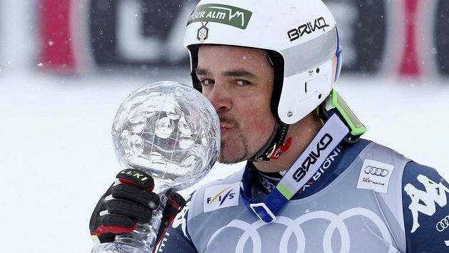 Ital Peter Fill s malým křišťálovým glóbem za sjezd. Ital Peter Fill s malým křišťálovým glóbem za sjezd.