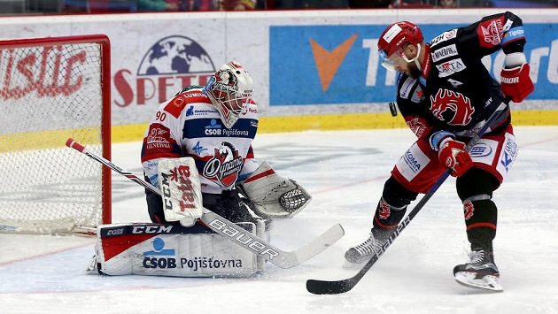 Martin Růžička z Třince v šanci před pardubickým brankářem Ondřejem Kacetlem. Martin Růžička z Třince v šanci před pardubickým brankářem Ondřejem Kacetlem.