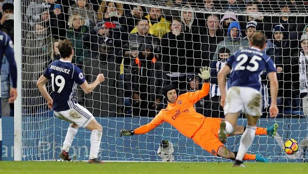 Jay Rodriguez z West Bromwiche překonává v závěru zápasu s Arsenalem z penalty brankáře Petra Čecha. Jay Rodriguez z West Bromwiche překonává v závěru zápasu s Arsenalem z penalty brankáře Petra Čecha.