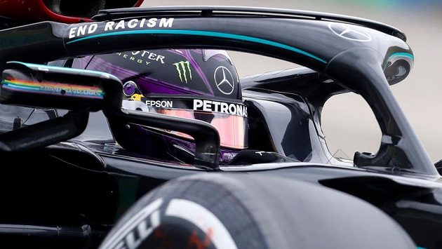 Mistr světa a pilot Mercedesu Lewis Hamilton během tréninku na Velkou cenu Maďarska. Mistr světa a pilot Mercedesu Lewis Hamilton během tréninku na Velkou cenu Maďarska.