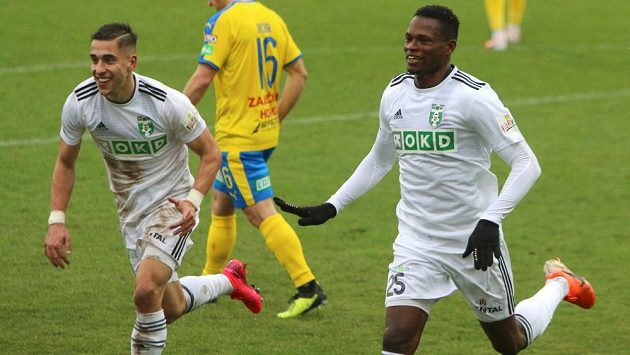 Abdulrahman Taiwo (vpravo) běží s Ondřejem Lingrem slavit druhý gól Karviné do teplické sítě. Abdulrahman Taiwo (vpravo) běží s Ondřejem Lingrem slavit druhý gól Karviné do teplické sítě.