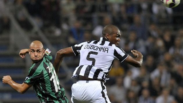 Simone Zaza (vlevo) ze Sassuola v souboji s Angelem Ogbonnou z Juventusu. Simone Zaza (vlevo) ze Sassuola v souboji s Angelem Ogbonnou z Juventusu.