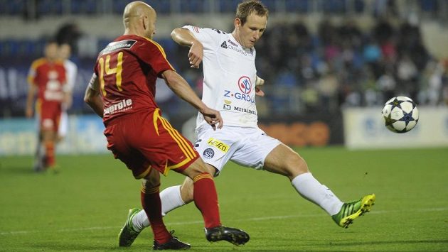 Jiří Valenta ze Slovácka (vpravo) a Patrik Gedeon z Dukly v utkání 13. kola Gambrinus ligy. Jiří Valenta ze Slovácka (vpravo) a Patrik Gedeon z Dukly v utkání 13. kola Gambrinus ligy.