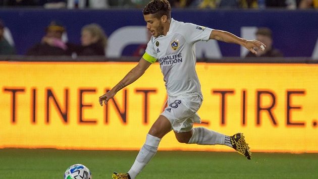 Mexický záložník Jonathan dos Santos v dresu Los Angeles Galaxy v utkání MLS. Mexický záložník Jonathan dos Santos v dresu Los Angeles Galaxy v utkání MLS.