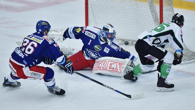 Radan Lenc (vpravo) z Boleslavi střílí první gól. Uprostřed brankář Brna Marek Čiliak a vlevo Petr Štindl z Brna. Radan Lenc (vpravo) z Boleslavi střílí první gól. Uprostřed brankář Brna Marek Čiliak a vlevo Petr Štindl z Brna.