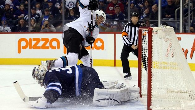 Útočník San Jose Tomáš Hertl střílí gól. Útočník San Jose Tomáš Hertl střílí gól.