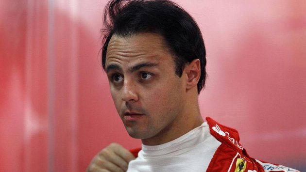 Nad levým obočím Felipeho Massy, který naposledy oblékne rudou kombinézu Ferrari na konci listopadu při GP Brazílie, je stále patrná stopa po vážném zranění hlavy z roku 2009. Nad levým obočím Felipeho Massy, který naposledy oblékne rudou kombinézu Ferrari na konci listopadu při GP Brazílie, je stále patrná stopa po vážném zranění hlavy z roku 2009.