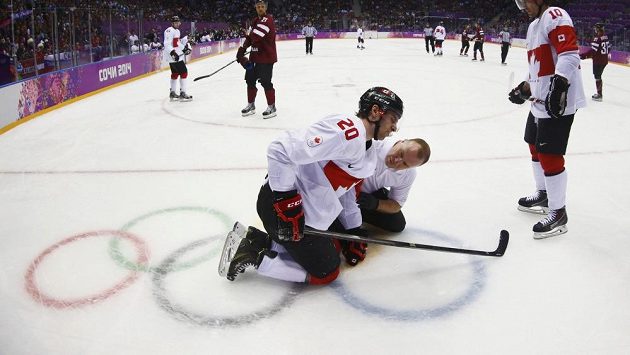 Kanaďan John Tavares se v utkání s Lotyšskem zranil. Kanaďan John Tavares se v utkání s Lotyšskem zranil.