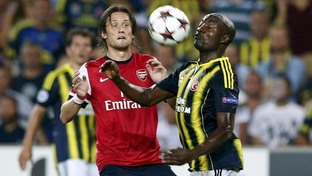 Tomáš Rosický z Arsenalu a fotbalista Fenerbahce Pierre Webó. Tomáš Rosický z Arsenalu a fotbalista Fenerbahce Pierre Webó.