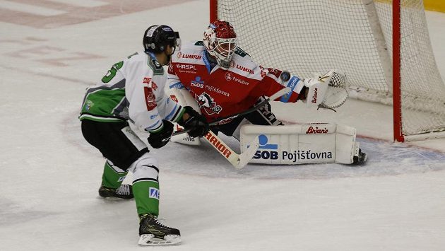 Martin Látal z Mladé Boleslavi překonává z trestného střílení brankáře Pardubic Maxwella. Martin Látal z Mladé Boleslavi překonává z trestného střílení brankáře Pardubic Maxwella.