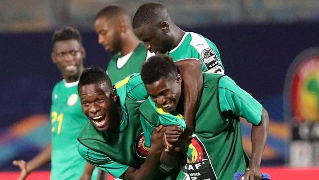 Senegalská radost po zápase. Senegalská radost po zápase.