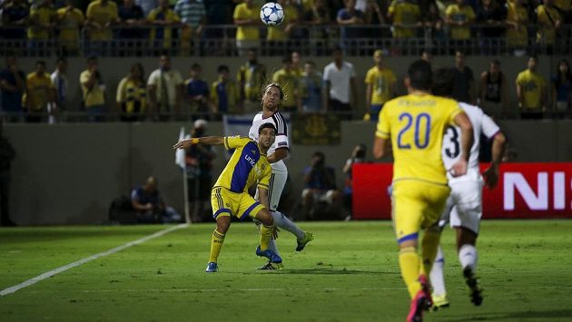 Útočník Maccabi Tel Aviv Eran Zahavi svádí souboj s Birkirem Bjarnasonem z Basileje (uprostřed v bílém dresu). Útočník Maccabi Tel Aviv Eran Zahavi svádí souboj s Birkirem Bjarnasonem z Basileje (uprostřed v bílém dresu).