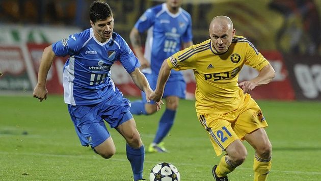 Ostravský fotbalista Vojtěch Engelmann (vlevo) se snaží sebrat míč jihlavskému záložníkovi Václavu Kolouškovi. Ostravský fotbalista Vojtěch Engelmann (vlevo) se snaží sebrat míč jihlavskému záložníkovi Václavu Kolouškovi.