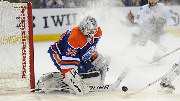 Pozorný brankář Edmontonu Ben Scrivens v utkání se San Jose. Pozorný brankář Edmontonu Ben Scrivens v utkání se San Jose.