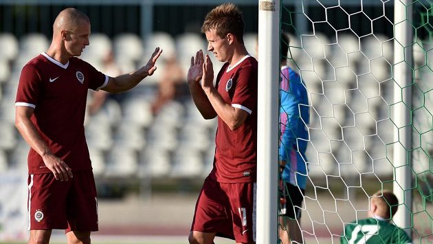 Sparťanský záložník Lukáš Mareček (vpravo) slaví s útočníkem Martinem Nešporem gól v síti Tallinnu v odvetě druhého předkola Ligy mistrů. Sparťanský záložník Lukáš Mareček (vpravo) slaví s útočníkem Martinem Nešporem gól v síti Tallinnu v odvetě druhého předkola Ligy mistrů.