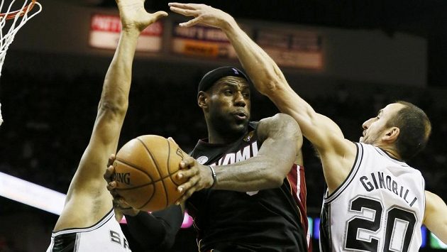 LeBron James (uprostřed) byl zase k neudržení a Miami pomohl k výhře 33 body. LeBron James (uprostřed) byl zase k neudržení a Miami pomohl k výhře 33 body.