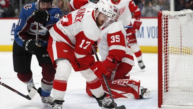 Český zadák Filip Hronek z Detroitu v utkání NHL proti Coloradu. Český zadák Filip Hronek z Detroitu v utkání NHL proti Coloradu.