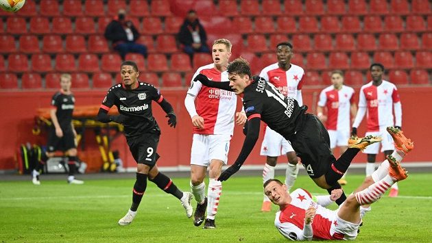 Patrik Schick z Leverkusenu se v pádu pokouší zakončit proti Slavii. Patrik Schick z Leverkusenu se v pádu pokouší zakončit proti Slavii.