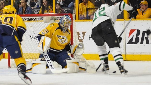 Brankář Nashvillu Pekka Rinne čelí šanci, kterou má v dresu Dallasu Radek Faksa. Brankář Nashvillu Pekka Rinne čelí šanci, kterou má v dresu Dallasu Radek Faksa.