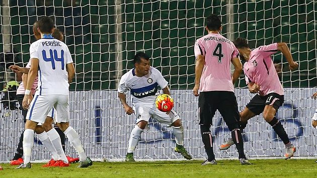 Útočník Palerma Alberto Gilardino (zcela vpravo) střílí gól do sítě Interu Milán v utkání 9. kola italské Serie A. Útočník Palerma Alberto Gilardino (zcela vpravo) střílí gól do sítě Interu Milán v utkání 9. kola italské Serie A.