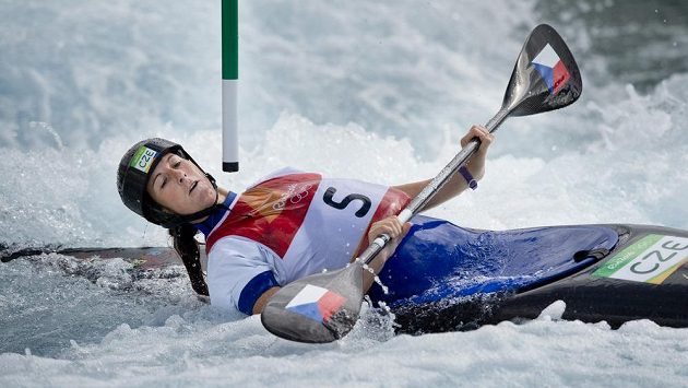 Kajakářka Kateřina Kudějová těsně míjí branku v olympijském kanále. Kajakářka Kateřina Kudějová těsně míjí branku v olympijském kanále.