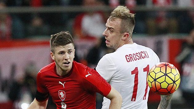 Polský fotbalista Kamil Grosicki (vpravo) v souboji s Lukášem Bartošákem v přípravném utkání ve Vratislavi. Polský fotbalista Kamil Grosicki (vpravo) v souboji s Lukášem Bartošákem v přípravném utkání ve Vratislavi.