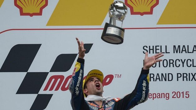Portugalský jezdec Miguel Oliveira si hází s trofejí pro vítěze Velké ceny Malajsie v kategorii Moto3. Portugalský jezdec Miguel Oliveira si hází s trofejí pro vítěze Velké ceny Malajsie v kategorii Moto3.
