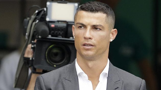 Může si oddechnout. Cristiano Ronaldo za mříže nepůjde, zaplatil však vysokou pokutu a dostal dvouletou podmínku. Může si oddechnout. Cristiano Ronaldo za mříže nepůjde, zaplatil však vysokou pokutu a dostal dvouletou podmínku.