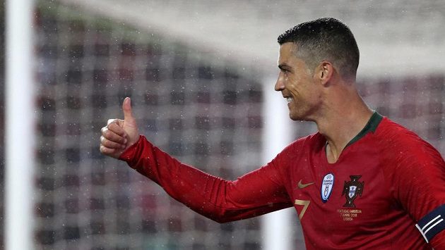 Portugalec Cristiano Ronaldo při utkání s Alžírskem. Portugalec Cristiano Ronaldo při utkání s Alžírskem.