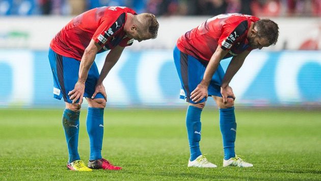 Zklamaní fotbalisté Plzně David Limberský (vlevo) a Marek Bakoš po utkánís Teplicemi. Zklamaní fotbalisté Plzně David Limberský (vlevo) a Marek Bakoš po utkánís Teplicemi.