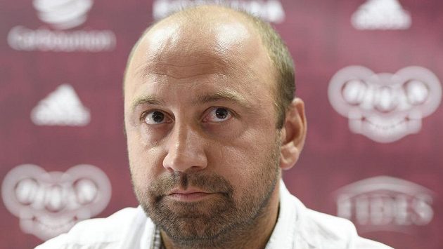 Trenér Pavel Drsek na tiskové konferenci Dukly Praha Trenér Pavel Drsek na tiskové konferenci Dukly Praha