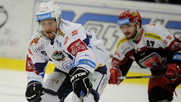 Brněnský Marcel Haščák z Brna je sledován Rastislavem Dejem z Hradce Králové. Brněnský Marcel Haščák z Brna je sledován Rastislavem Dejem z Hradce Králové.