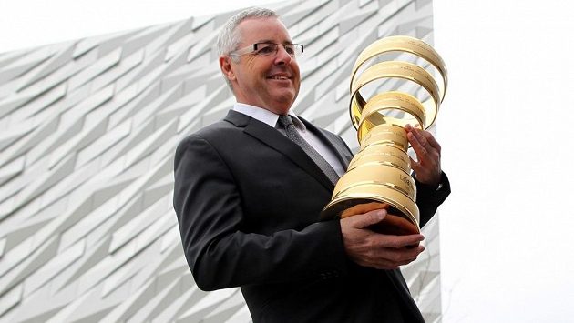 Bývalý úspěšný cyklista Stephen Roche z Irska s trofejí pro vítěze Gira. Bývalý úspěšný cyklista Stephen Roche z Irska s trofejí pro vítěze Gira.