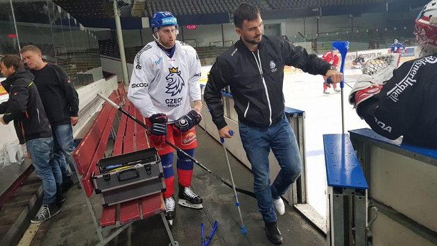 V civilu a s berlemi sledoval brankář Jakub Kovář páteční trénink hokejové reprezentace v Praze. Kvůli zánětu prstu na noze s týmem do Helsinek neodletí. V civilu a s berlemi sledoval brankář Jakub Kovář páteční trénink hokejové reprezentace v Praze. Kvůli zánětu prstu na noze s týmem do Helsinek neodletí.