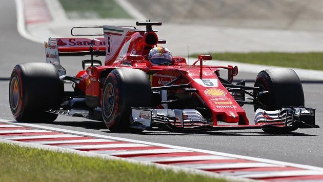Německý pilot a lídr šampionátu Sebastian Vettel z Ferrari vyhrál kvalifikaci na Velkou cenu Maďarska. Německý pilot a lídr šampionátu Sebastian Vettel z Ferrari vyhrál kvalifikaci na Velkou cenu Maďarska.